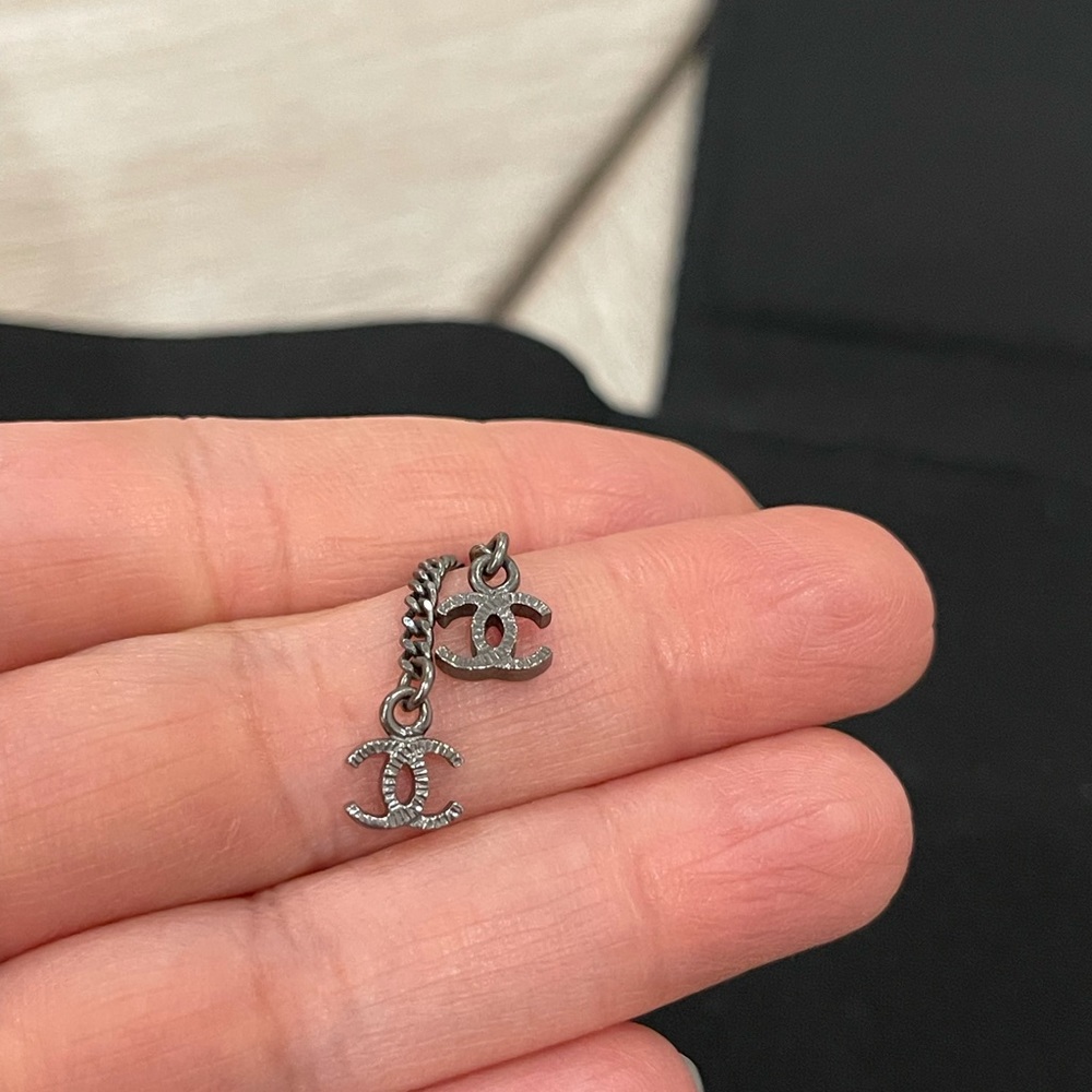 CHANEL-Gunmetal Interlocking CC Pendant Necklace - Picture 2 of 10